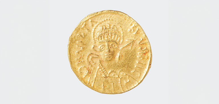 Antike goldene Münze mit Porträt; kunstvoll gestaltetes Gewand und Krone; neutrale Miene.