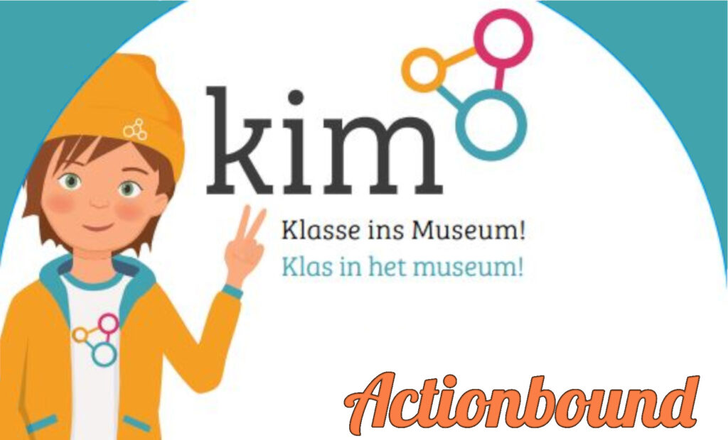 Illustration eines Kindes mit orangener Kleidung und Mütze, zeigt ein Peace-Zeichen, fröhlich.