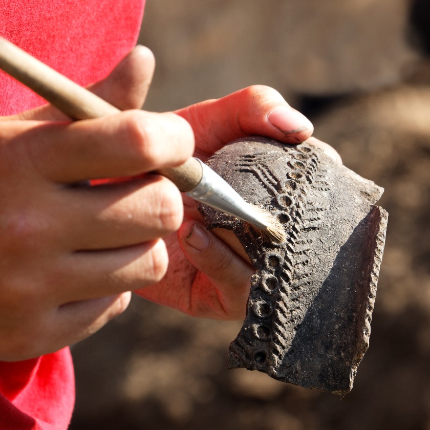 Der Fund bei der archäologischen Ausgrabung ist ein Stück eines antiken irdenen Gefäßes