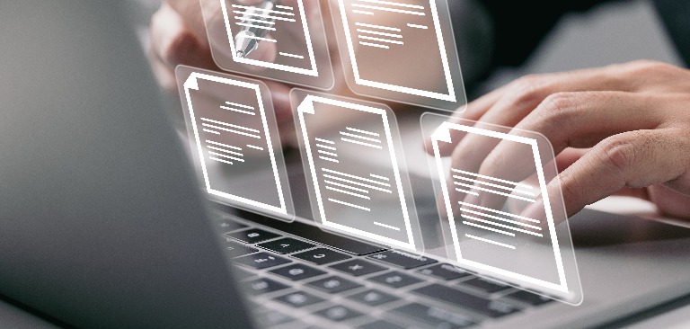 Geschäftsmann arbeitet an einem Laptop mit einem elektronischen Dokument