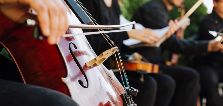 Mann spielt Cello