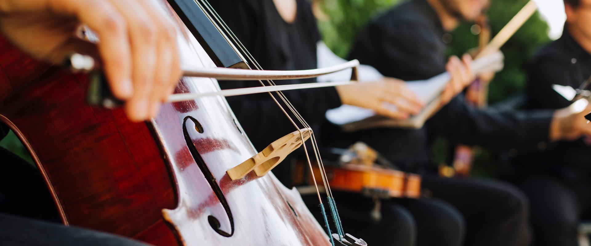 Mann spielt Cello