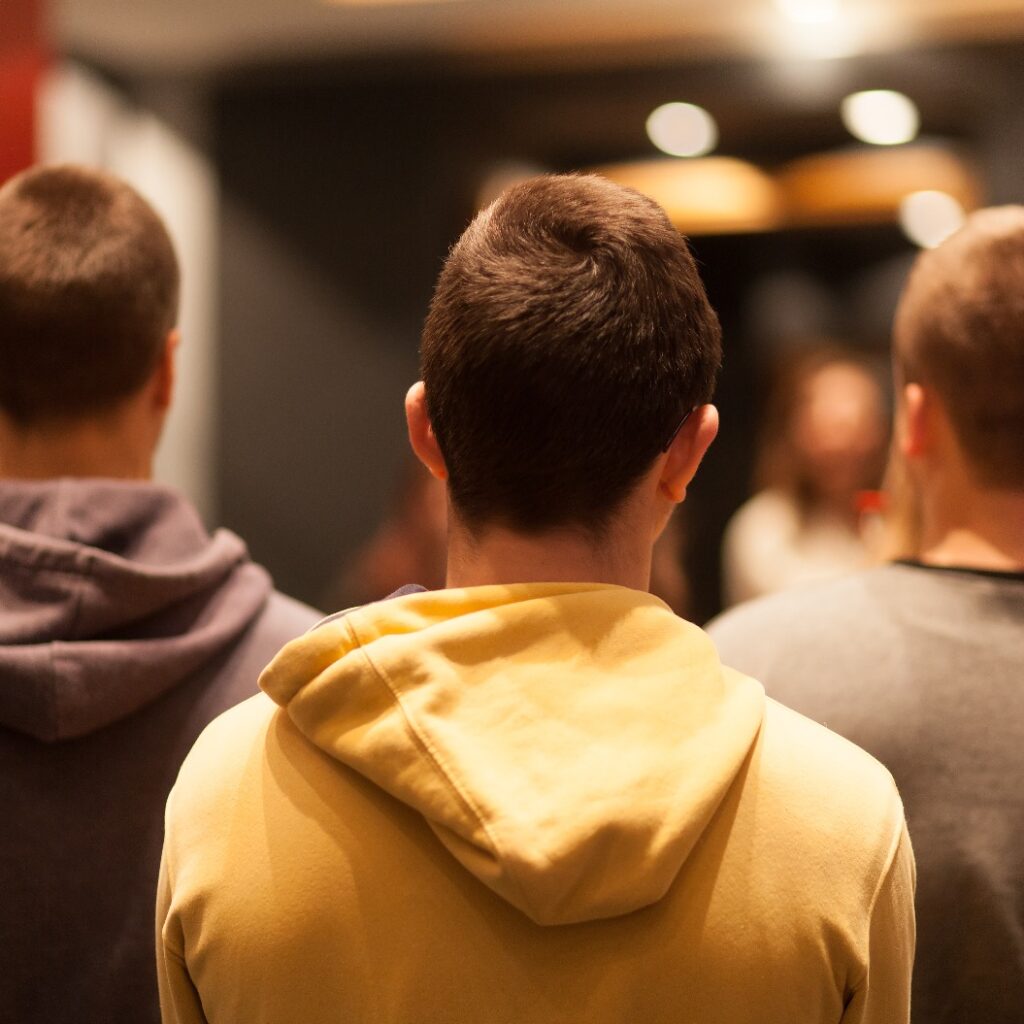 Studenten in der Vorlesung stehend