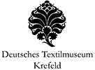 Ein stilisiertes schwarzes Emblem mit Blume über dem Text "Deutsches Textilmuseum Krefeld"