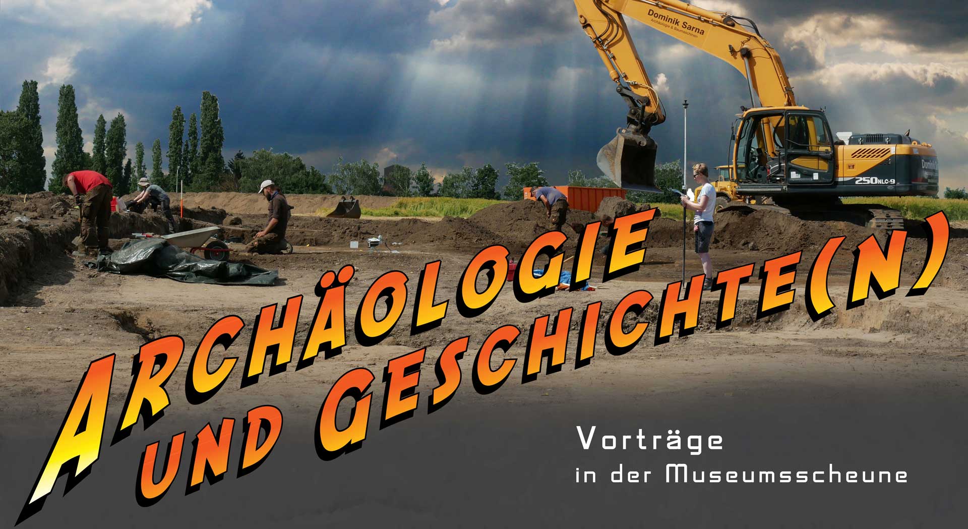 Eine Ausgrabungsstätte mit Personen bei archäologischer Arbeit und einem Bagger in sonniger Landschaft.